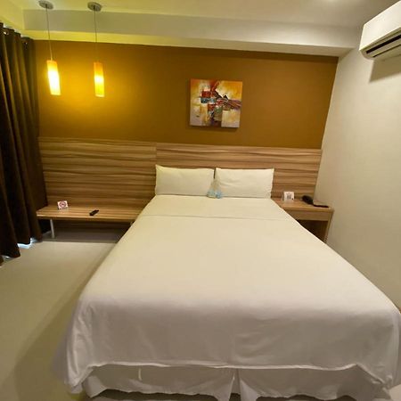 Capital O 820 Guijo Suites Makati Manila Exterior foto