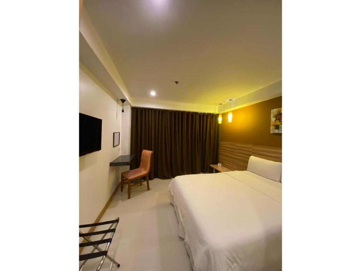 Capital O 820 Guijo Suites Makati Manila Exterior foto